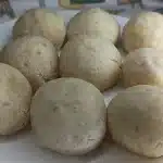 Bolinho de tapioca sem ovo e sem trigo feito rapidamente na frigideira para um lanche saudável 1 Bolinho de tapioca sem ovo
