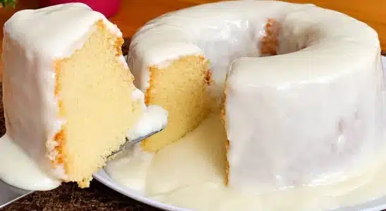 Bolo amanteigado com calda 4 leites fofinho, molhadinho e saboroso, para encantar a todos 2 Bolo amanteigado