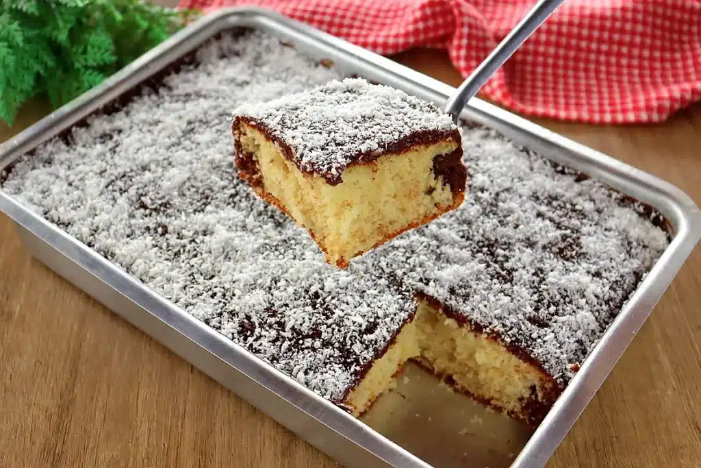 Bolo beijo de mulata fofinho e delicioso coberto com uma calda especial, ideal para servir com um café 4 Bolo beijo de mulata