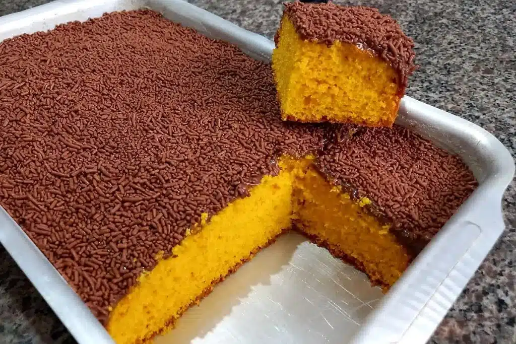 Bolo de cenoura simples, prático e muito fofinho, para acompanhar aquele café passado na hora 4 Bolo de cenoura simples