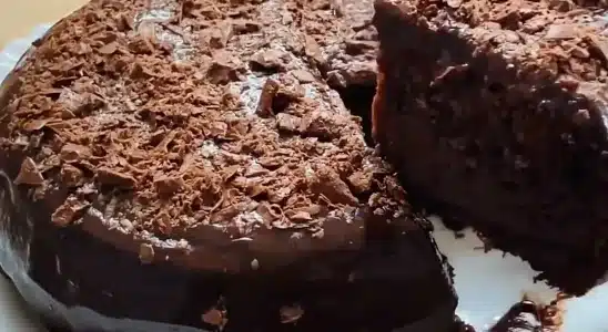 Bolo de chocolate fácil feito sem farinha de trigo: molhadinho, fofo e irresistível, ideal para servir com um café 4 Bolo de chocolate fácil