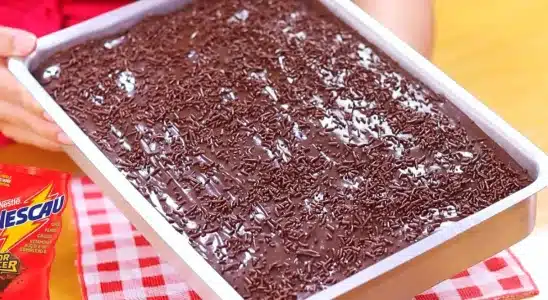 Bolo de Nescau fofinho e com aquele sabor forte de chocolate que vai encantar toda a família 1 Bolo de Nescau