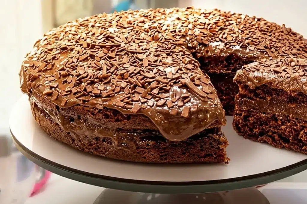 Bolo gelado de chocolate fácil, super molhadinho e bem fofinho que rende bastante, uma delícia 4 Bolo gelado de chocolate