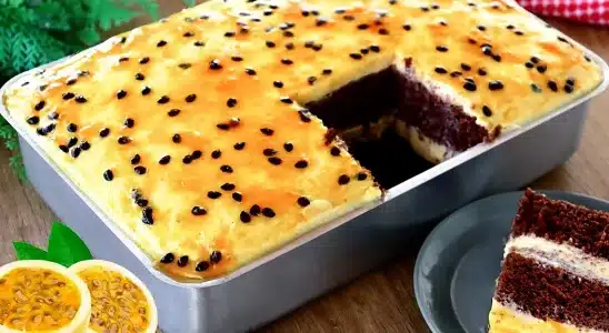 Bolo gelado de chocolate com mousse de maracujá super molhadinho e refrescante 1 Bolo gelado de chocolate