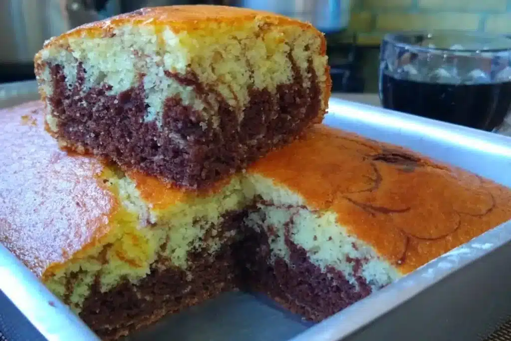 Bolo mesclado fofinho misturando massa de chocolate e baunilha, um caseirinho maravilhoso 4 Bolo mesclado