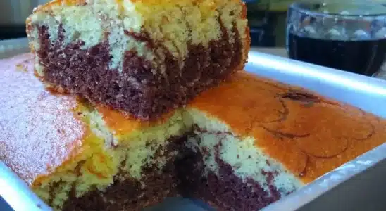 Bolo mesclado fofinho misturando massa de chocolate e baunilha, um caseirinho maravilhoso 3 Bolo mesclado