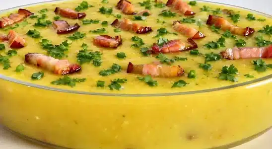 Caldo de mandioca bem temperado e cremoso, uma receita reconfortante que todos vão amar 1 Caldo de mandioca