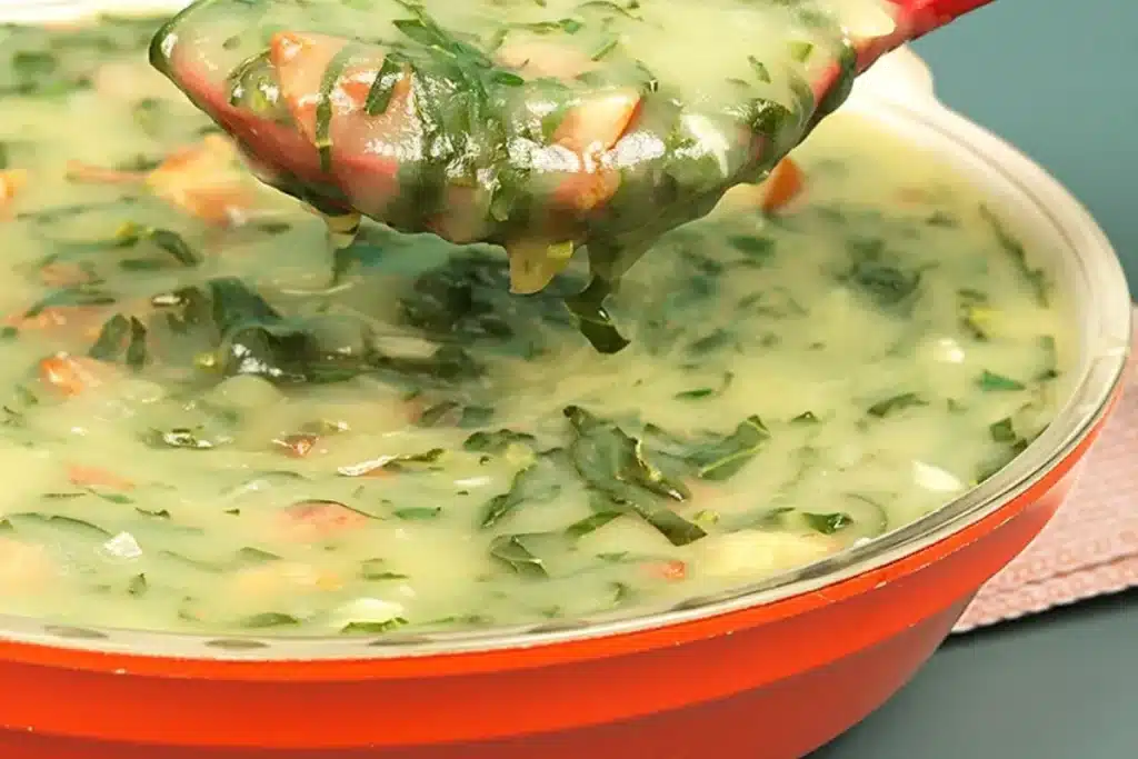 Caldo verde com calabresa fácil de fazer, uma refeição quentinha e reconfortante para a família 4 Caldo verde com calabresa