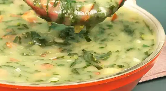 Caldo verde com calabresa fácil de fazer, uma refeição quentinha e reconfortante para a família 1 Caldo verde com calabresa