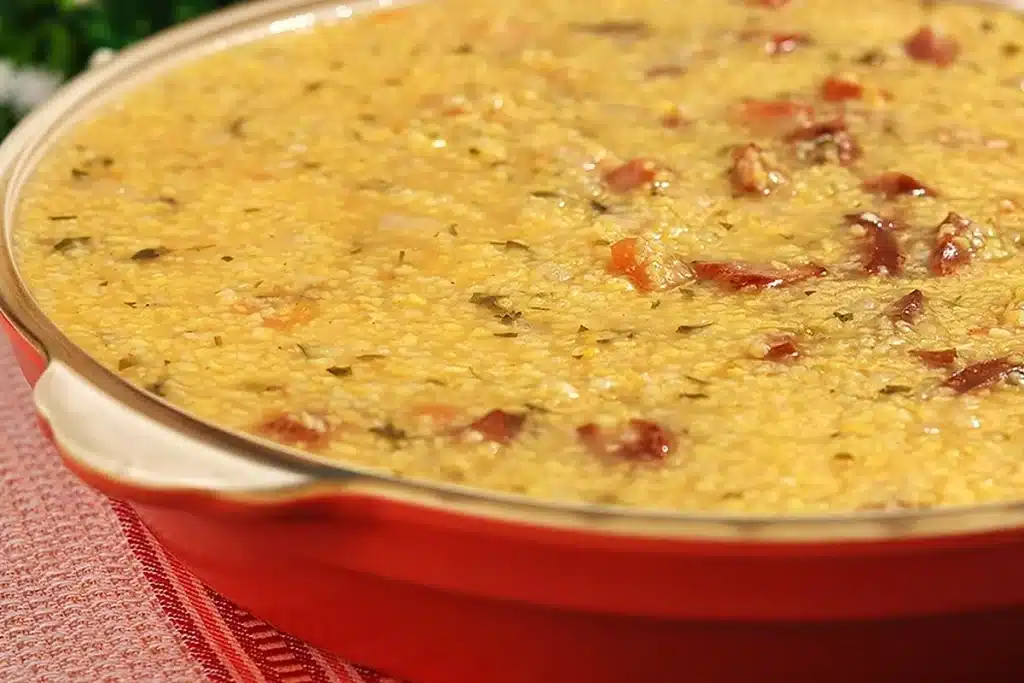 Canjiquinha com calabresa e bacon bem temperada e cremosa, um prato reconfortante 4 Canjiquinha com calabresa