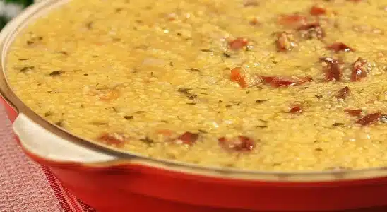 Canjiquinha com calabresa e bacon bem temperada e cremosa, um prato reconfortante 4 Canjiquinha com calabresa