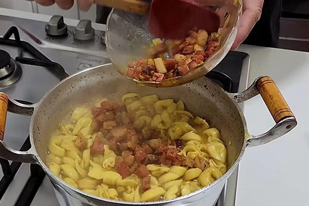 Capeletti cremoso com molho especial caseiro, perfeito para o almoço de domingo com a família 4 Capeletti cremoso