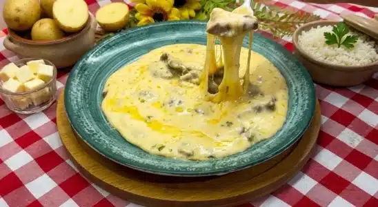 Carne com creme de batata bem suculenta e coberta com queijo derretido, uma delícia 1 Carne com creme de batata