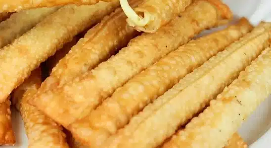 Cigarrete de queijo feito com apenas dois ingredientes, um aperitivo fácil, crocante e delicioso 1 Cigarrete de queijo