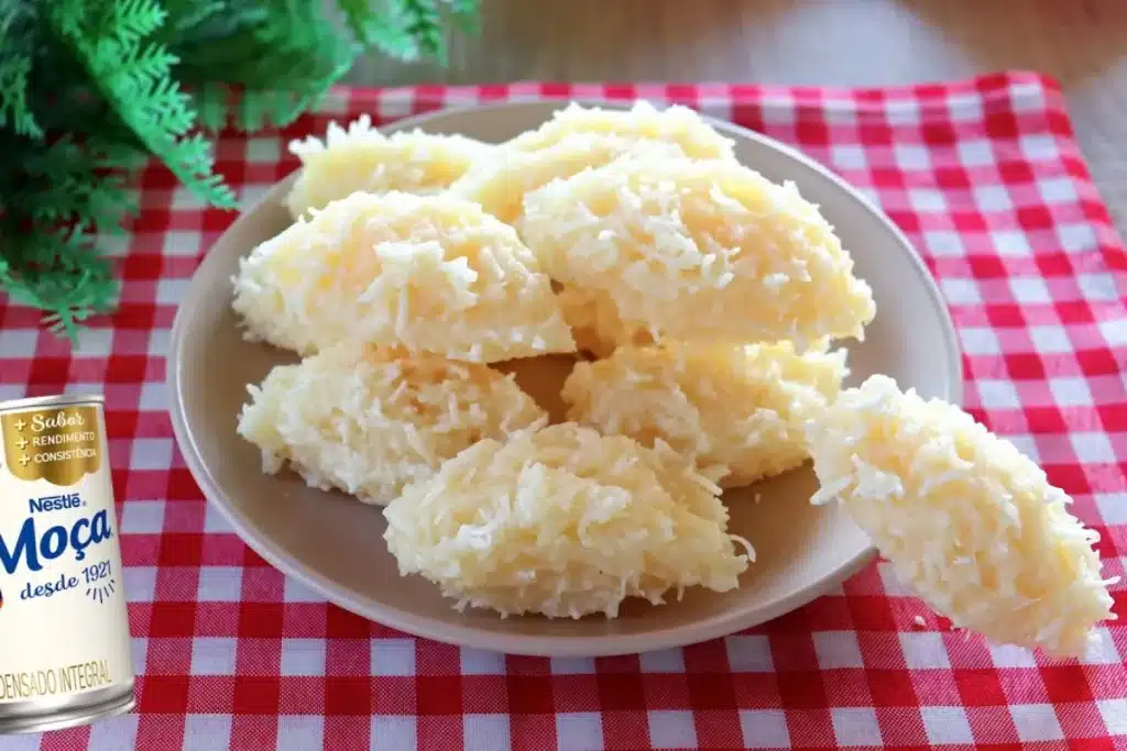 Cocada de leite condensado sequinha por fora e muito molhadinha por dentro, um doce divino 4 Cocada de leite condensado