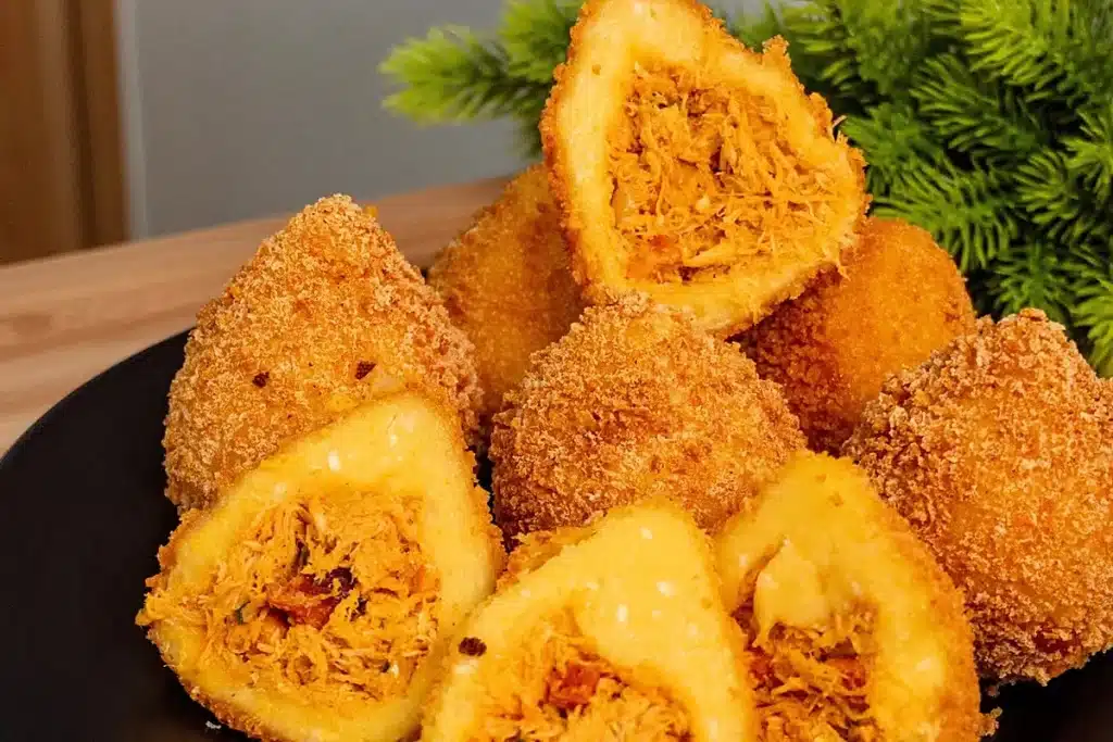 Coxinha sem farinha de trigo feita com massa de mandioca, super crocante por fora e muito macia por dentro 4 Coxinha sem farinha de trigo