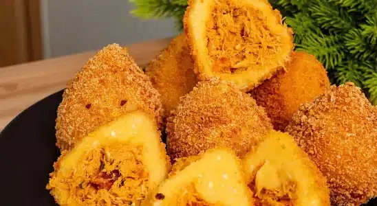 Coxinha sem farinha de trigo feita com massa de mandioca, super crocante por fora e muito macia por dentro 2 Coxinha sem farinha de trigo