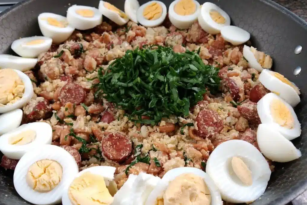 Feijão tropeiro mineiro super completo e saboroso, um prato tradicional e irresistível 4 Feijão tropeiro mineiro