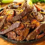 Fígado acebolado bem macio e suculento feito com um ingrediente especial para nunca mais ficar duro ou seco 1 Fígado acebolado