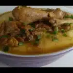 Frango com polenta mineira muito cremoso e bem temperado, uma refeição tradicional cheia de sabor 1 Frango com polenta mineira