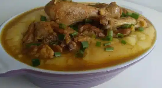 Frango com polenta mineira muito cremoso e bem temperado, uma refeição tradicional cheia de sabor 1 Frango com polenta mineira