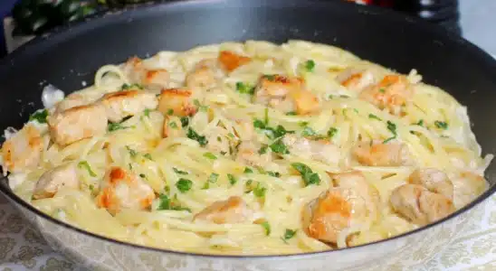 Macarrão Alfredo com frango