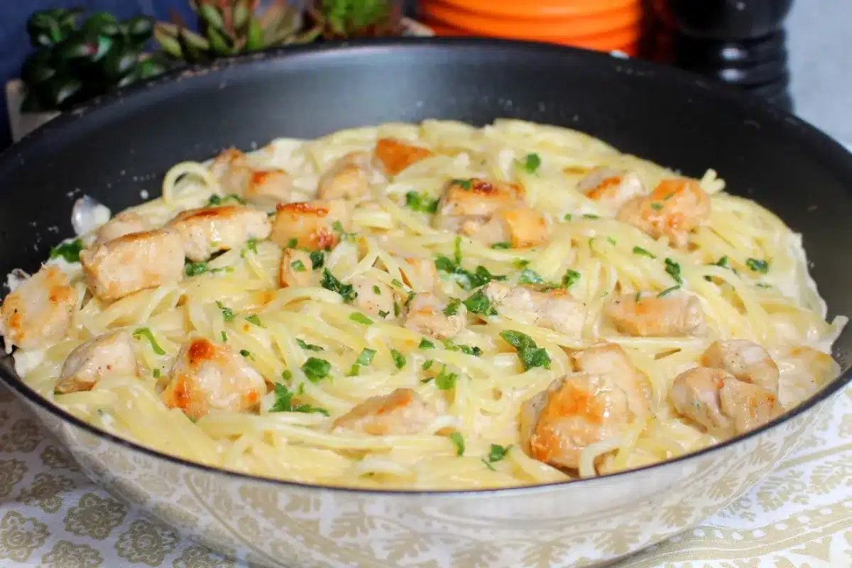 Macarrão Alfredo com frango