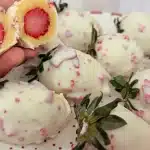Morango cravejado com casquinha crocante de chocolate, uma delícia que será um sucesso em sua casa ou no faça e venda 2 Morango cravejado
