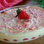 Morango cravejado de travessa simplificado, bem cremoso e coberto com casquinha crocante de chocolate 1 Morango cravejado de travessa