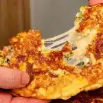 Omelete de frigideira feito sem farinha de trigo super fofinho, prático, delicioso e bem recheado 1 Omelete