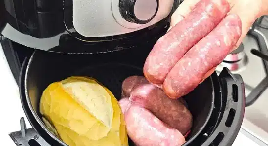 Pão com linguiça feito na air fryer de um jeito diferente para ficar crocante por fora e suculento por dentro 3 Pão com linguiça