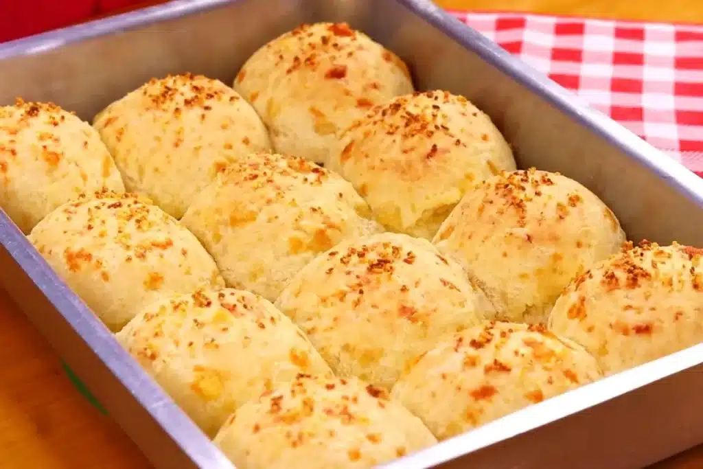 Pão de queijo amanteigado muito macio e com sabor marcante, para servir com um café passado na hora 4 Pão de queijo amanteigado