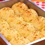 Pão de queijo amanteigado muito macio e com sabor marcante, para servir com um café passado na hora 1 Pão de queijo amanteigado