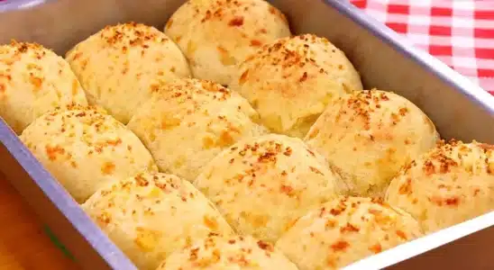 Pão de queijo amanteigado muito macio e com sabor marcante, para servir com um café passado na hora 2 Pão de queijo amanteigado