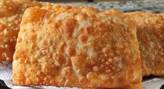 Pastel de feira tradicional e divino, com massa super crocante, para você rechear como desejar 1 Pastel de feira