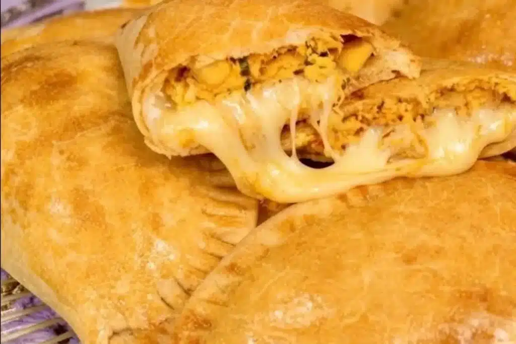 Pastel de forno feito com massa que derrete na boca, um lanche delicioso para toda a família 4 Pastel de forno