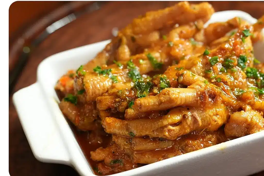 Pé de frango suculento bem temperado e cozido com um toque especial, uma refeição caipira deliciosa 4 Pé de frango suculento