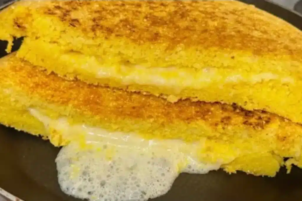 Pão de cuscuz na frigideira feito com flocão de milho e bem recheado, para um café da manhã incrível 4 Pão de cuscuz na frigideira
