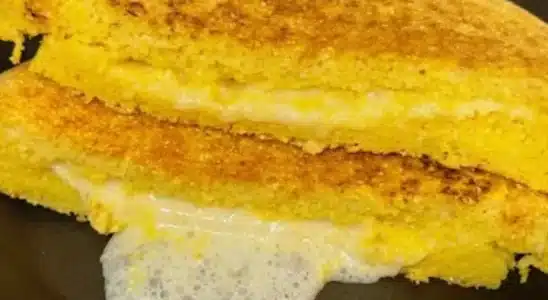 Pão de cuscuz na frigideira feito com flocão de milho e bem recheado, para um café da manhã incrível 3 Pão de cuscuz na frigideira