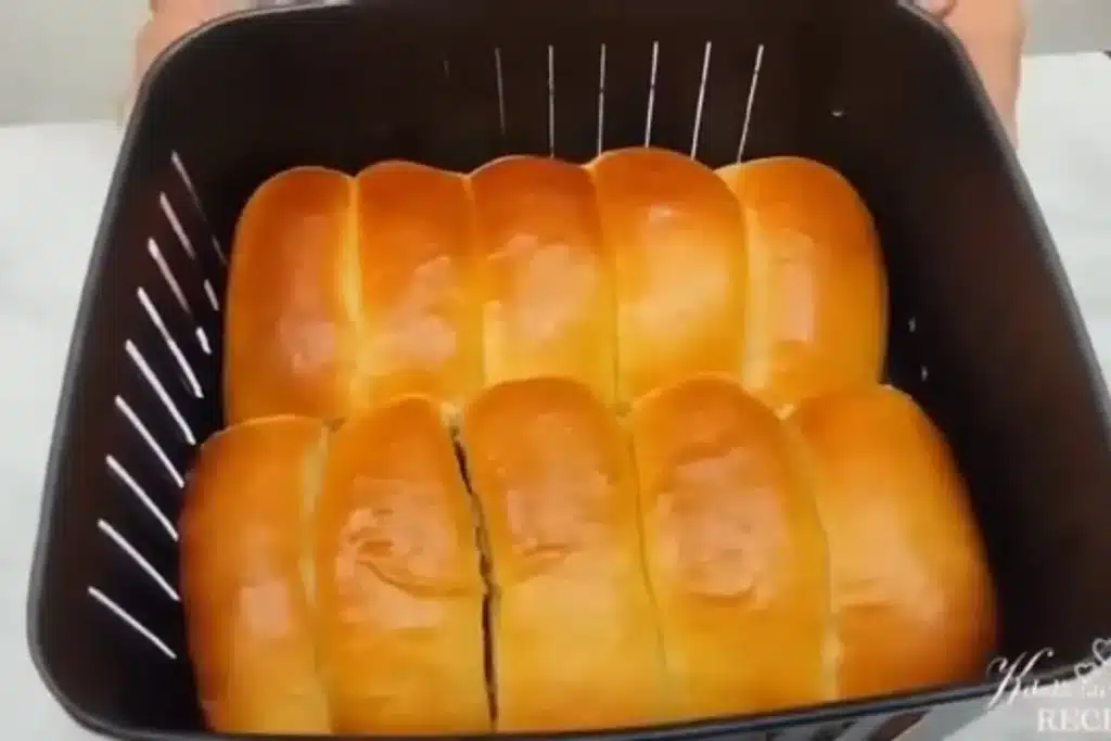 Pãozinho assado na air fryer super macio e douradinho, rápido, prático e delicioso 4 Pãozinho assado na air fryer