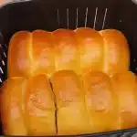 Pãozinho assado na air fryer super macio e douradinho, rápido, prático e delicioso 1 Pãozinho assado na air fryer