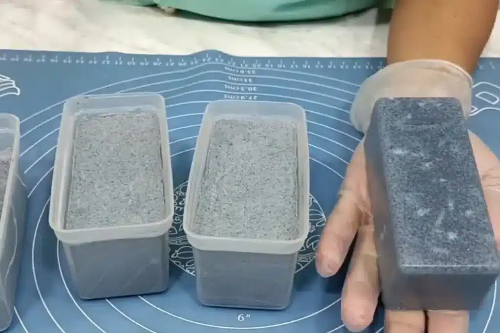 Pasta brilha alumínio caseira feita com carvão ativado, para deixar as suas panelas e formas brilhando como novas 4 Pasta brilha alumínio caseira