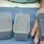 Pasta brilha alumínio caseira feita com carvão ativado, para deixar as suas panelas e formas brilhando como novas 1 Pasta brilha alumínio caseira