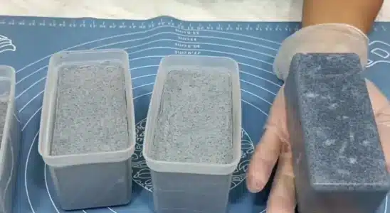 Pasta brilha alumínio caseira feita com carvão ativado, para deixar as suas panelas e formas brilhando como novas 2 Pasta brilha alumínio caseira