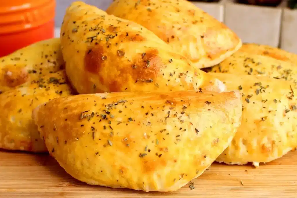 Pastel de forno feito com massa amanteigada que derrete na boca e um recheio cremoso divino 4 Pastel de forno