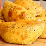Pastel de forno feito com massa amanteigada que derrete na boca e um recheio cremoso divino 1 Pastel de forno