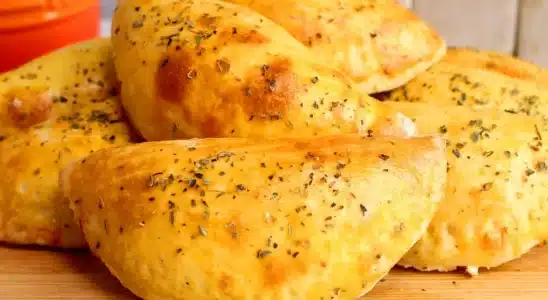 Pastel de forno feito com massa amanteigada que derrete na boca e um recheio cremoso divino 1 Pastel de forno