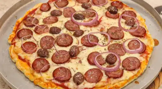 Pizza caseira com massa super leve e recheio caprichado, para fazer e receber muitos elogios 3 Pizza caseira