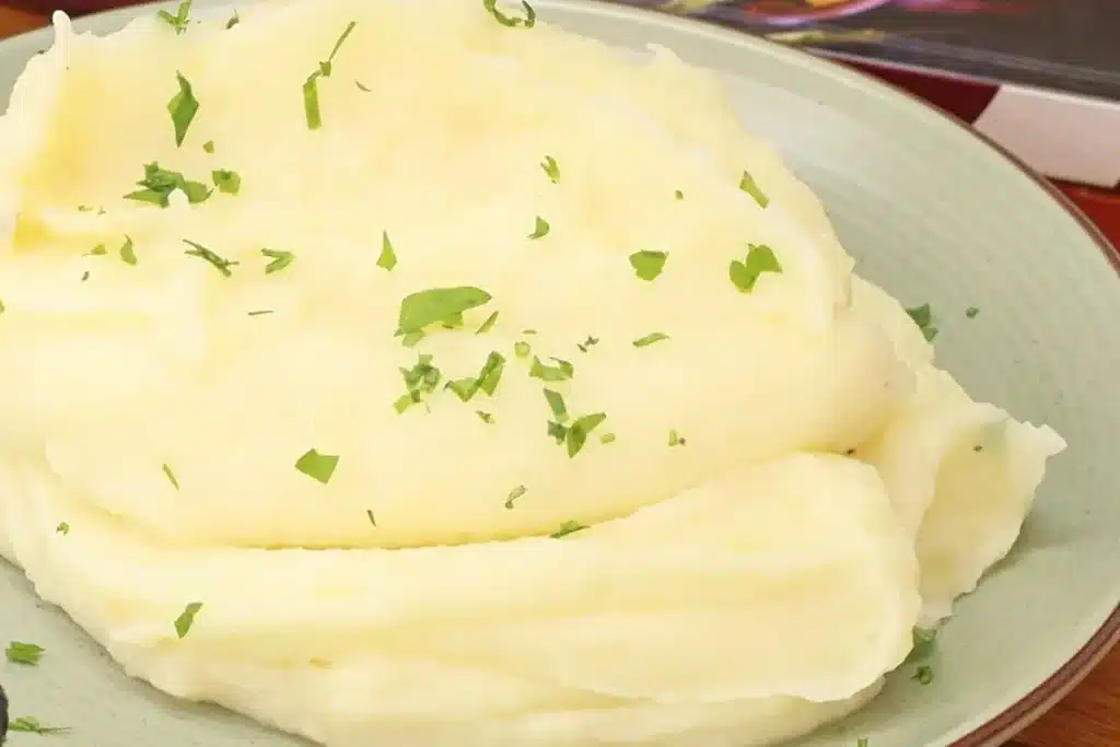 Purê de batata com queijo cremoso e fácil, para você acompanhar os seus pratos e garantir uma refeição incrível 4 Purê de batata com queijo