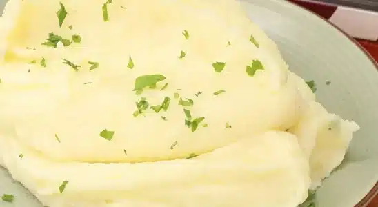 Purê de batata com queijo cremoso e fácil, para você acompanhar os seus pratos e garantir uma refeição incrível 1 Purê de batata com queijo